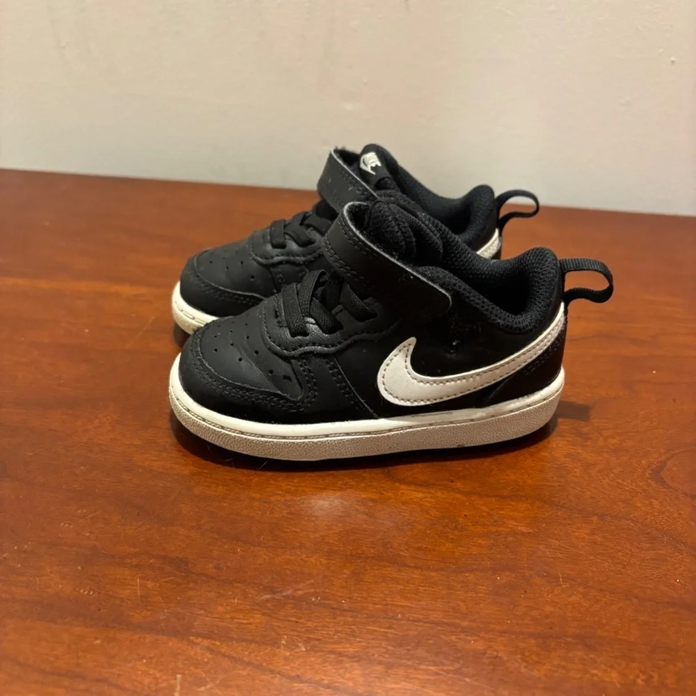 Nike Court Borough Low 2 TD in Black and White Child Size 6